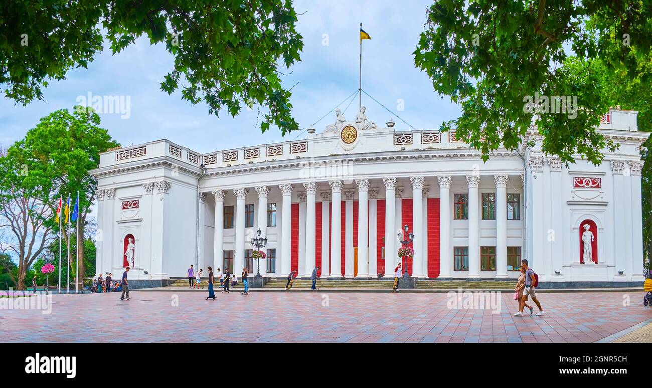 Le pittoresque bâtiment néoclassique de l'hôtel de ville d'Odessa avec de hautes colonnes blanches, des sculptures de dieux grecs et l'horloge sur le fronton, Ukraine Banque D'Images