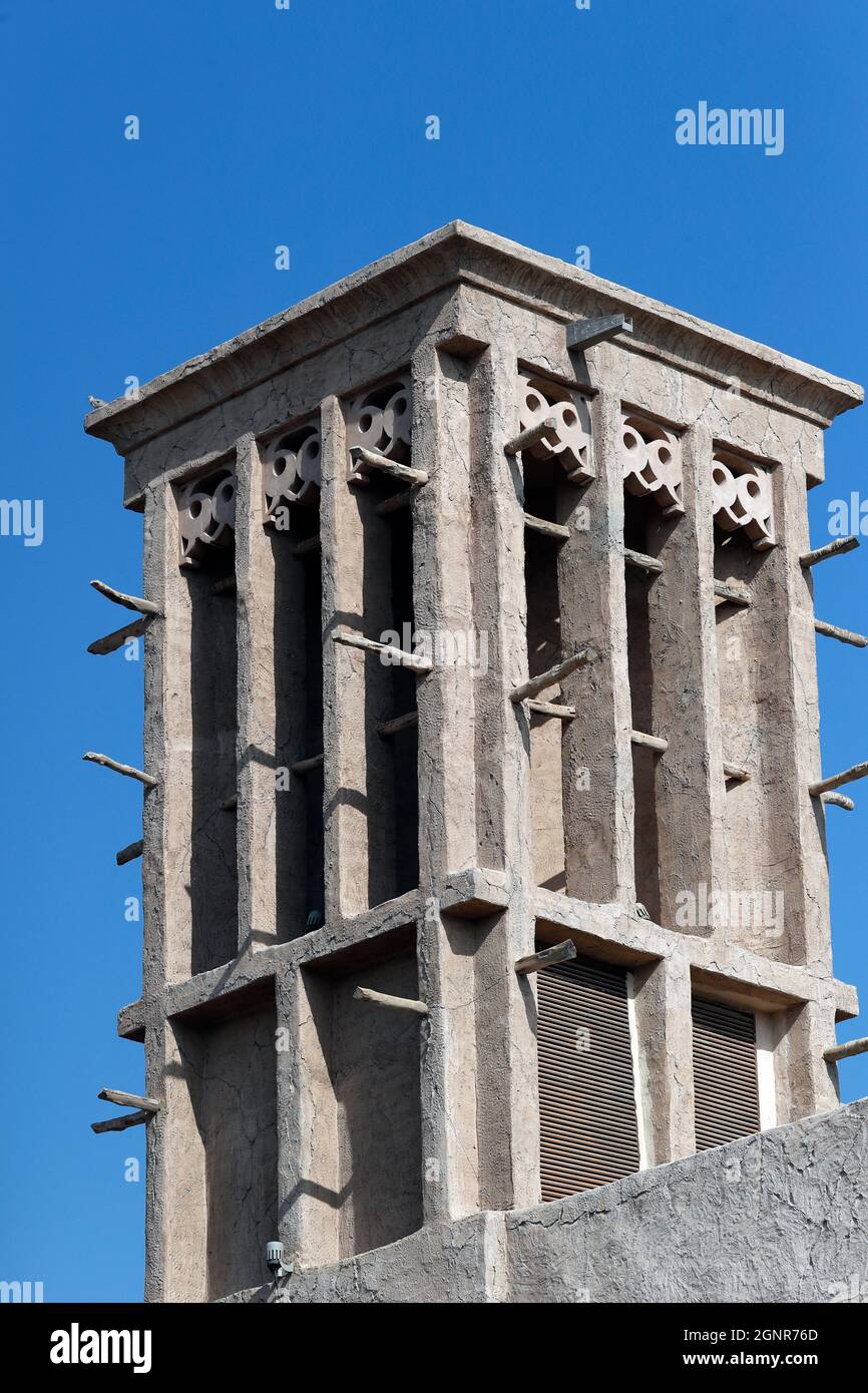 Architecture historique traditionnelle avec tours éoliennes dans le quartier historique d'Al Bastakiya à Bur Dubai . Dubaï. Émirats arabes Unis. Banque D'Images