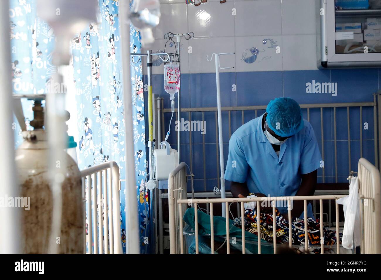 Hôpital africain. Service pédiatrique. Enfant en unité de soins intensifs. Bénin. Banque D'Images