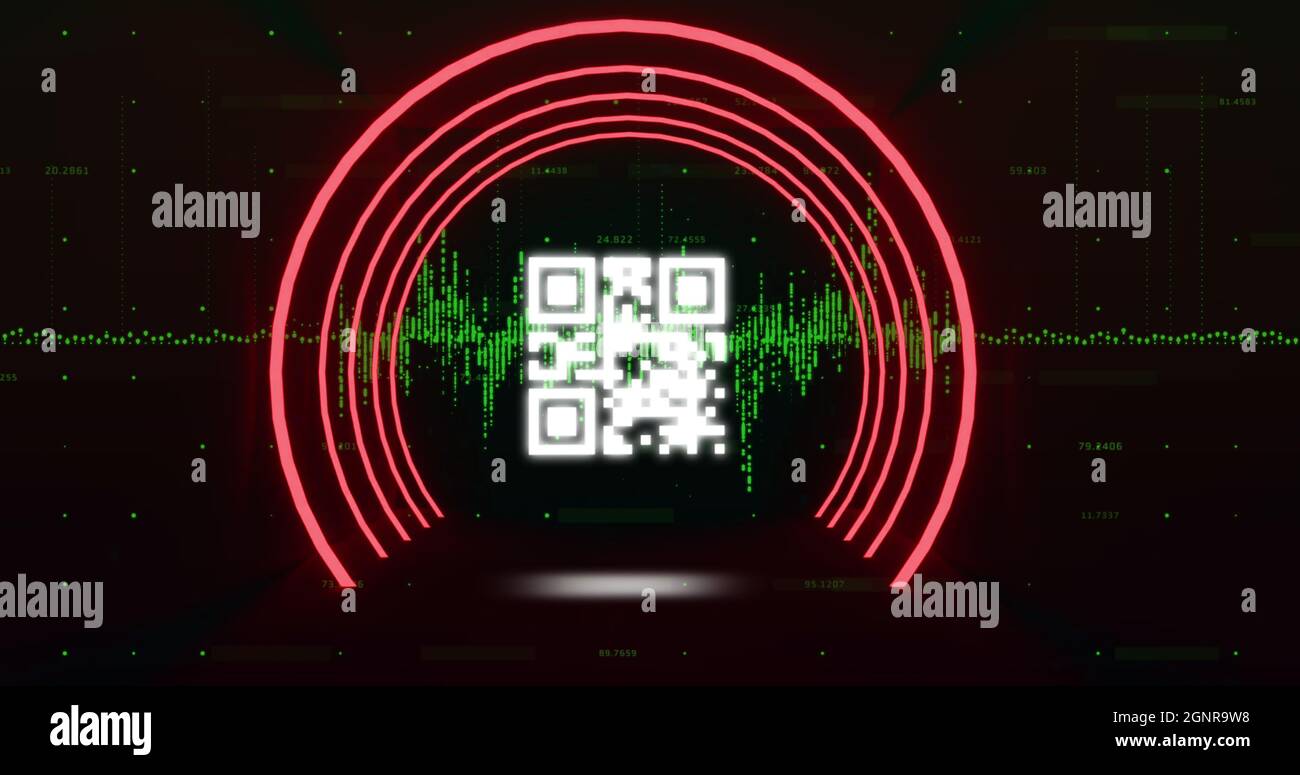 Lecteur de code QR avec éléments au néon contre les traces de lumière verte Banque D'Images