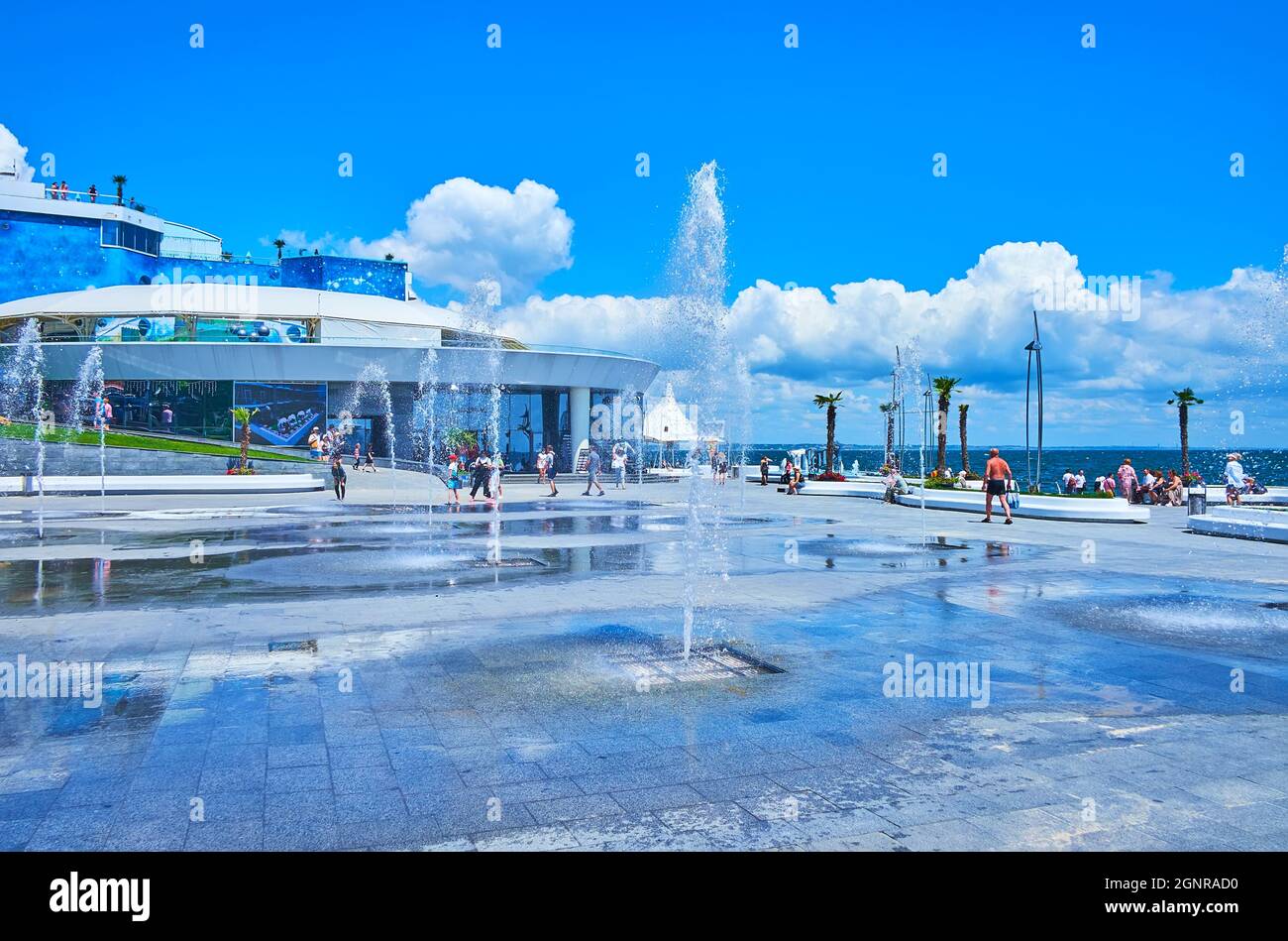 ODESSA, UKRAINE - 18 JUIN 2021 : le Dolphinarium moderne Nemo et les fontaines sur le quai de Langeron, le 18 juin à Odessa Banque D'Images