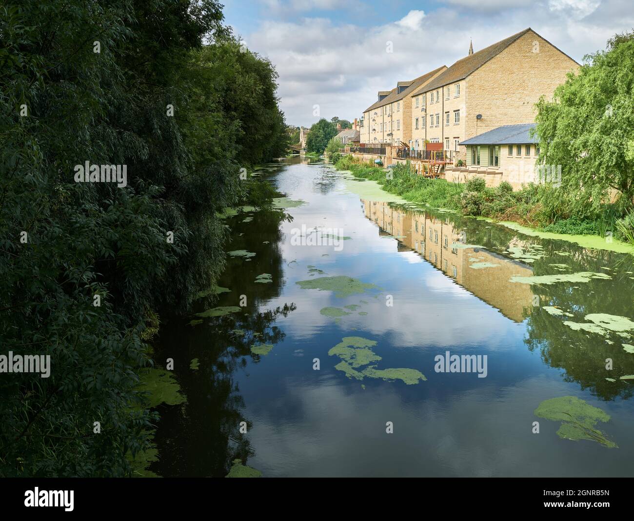 Nouvelles maisons sur la rive de la rivière Welland à Stamford, en Angleterre. Banque D'Images