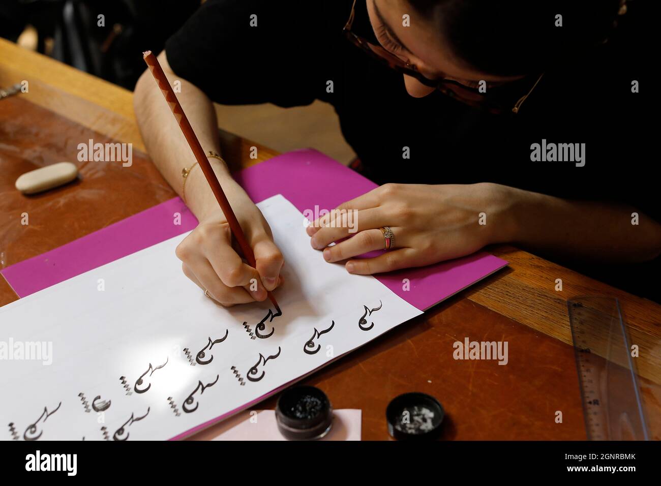 Leçon de calligraphie à la Grande Mosquée de Paris, France Banque D'Images