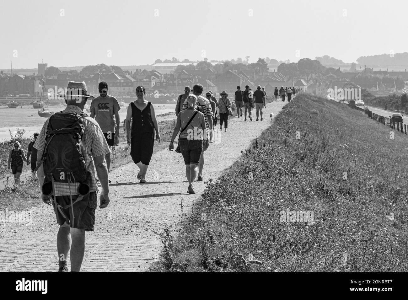 Les gens qui marchent le long du sentier surélevé du Beach Mile vers la ville de Wells-Next-the-Sea Banque D'Images
