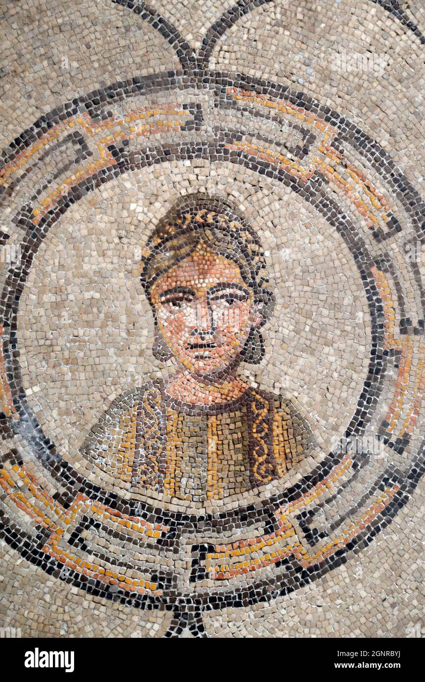 Basilique patriarcale d'Aquileia. Sol en mosaïque avec symbolisme chrétien, 4e siècle. Femme regardant directement à travers une cocarde décorative. Italie. Banque D'Images