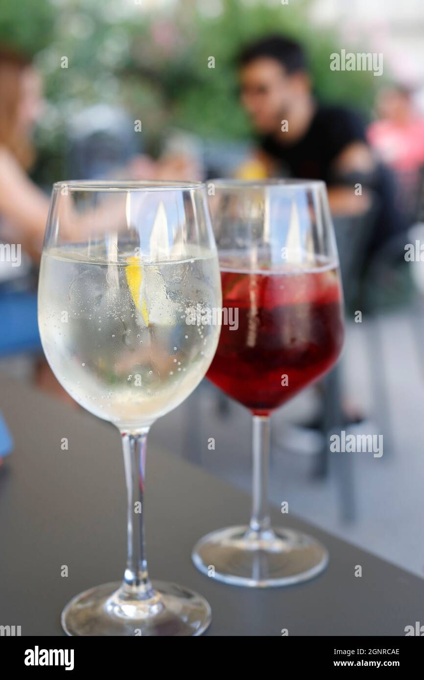 Verres d'Aperol Spritz et vin blanc spritz dans un bar. Trieste. Italie. Banque D'Images