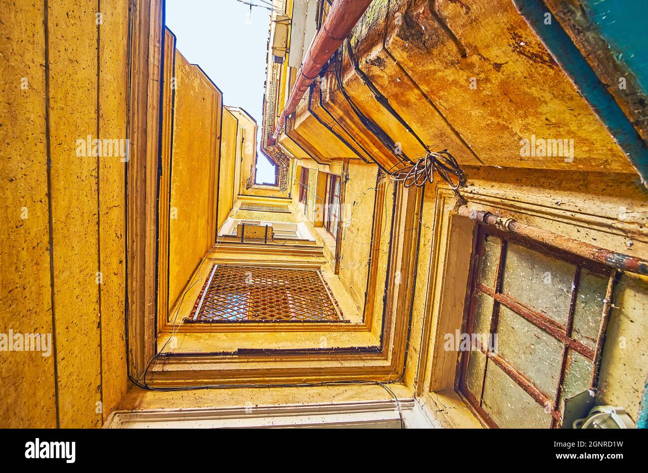 La vue vers le haut de l'angle sorbère de la maison à plusieurs étages avec des fenêtres et de la peinture en ruines, Odessa, Ukraine Banque D'Images