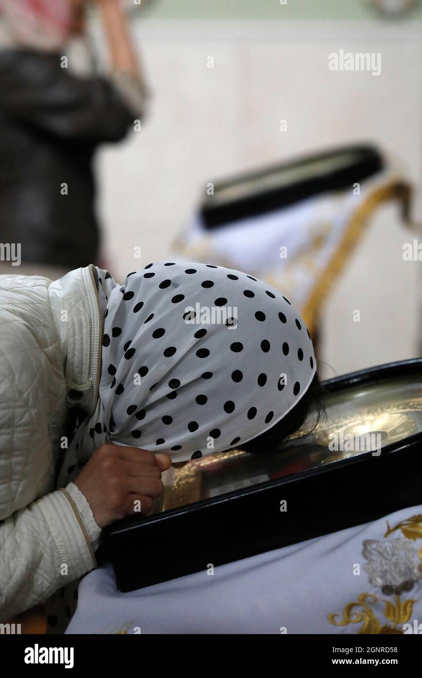 Masse orthodoxe dans l'église de Transfiguration, Chisinau, Moldova. Icône culte Banque D'Images