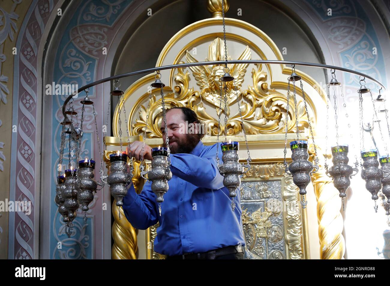 Église du monastère de Capriana, Moldavie. Lampes d'éclairage sacrista. Banque D'Images