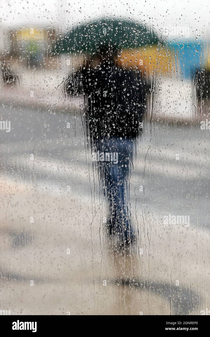 Personnes marchant avec un parapluie dans la scène des jours de pluie. Nazaré. Portugal. Banque D'Images