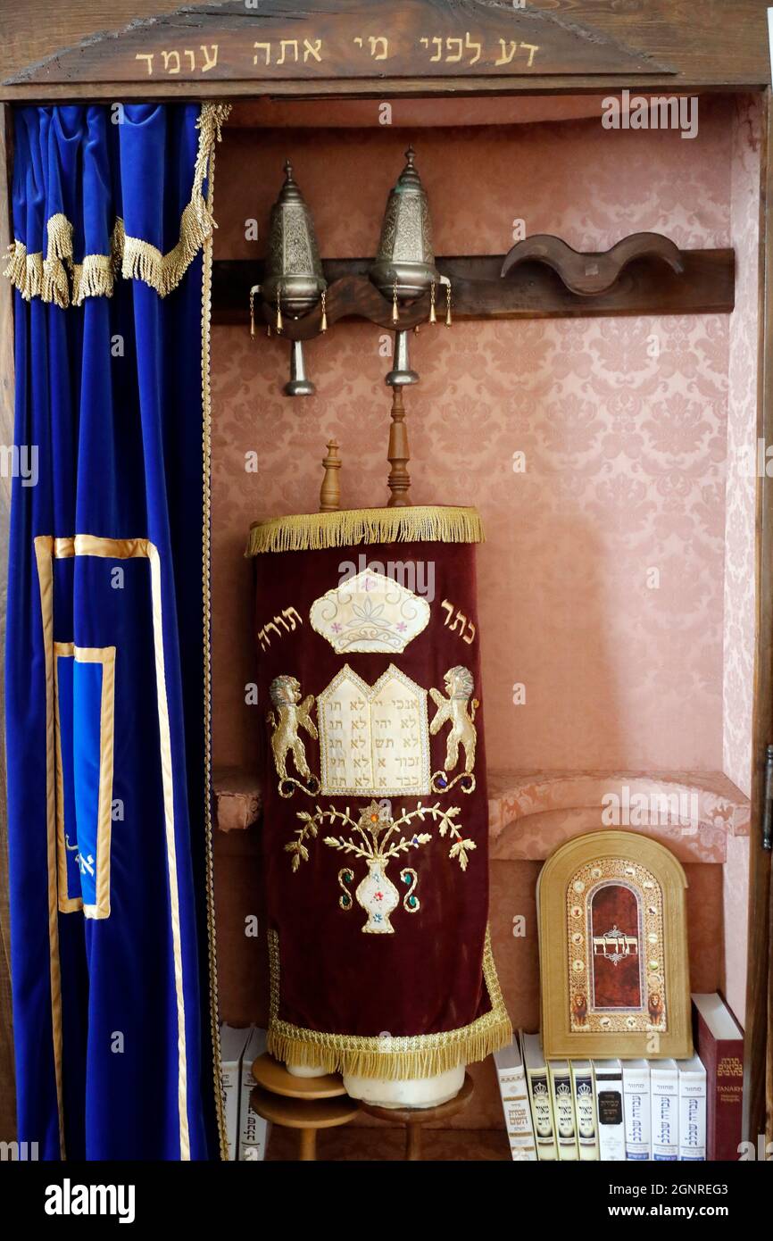 Intérieur de la synagogue Tomar. Torah défile dans l'arche. Tomar. Portugal. Banque D'Images