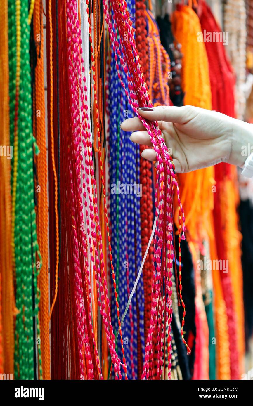 Bracelets indiens colorés. Bracelets artisanaux indiens typiques pour femmes. Dubaï. Émirats arabes Unis. Banque D'Images