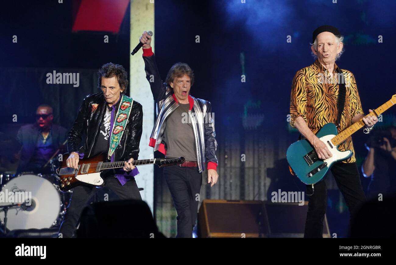 St. Louis, États-Unis. 27 septembre 2021. Mick Jagger marche sur scène pendant que Ron Wood (L) Keith Richards et le batteur Steve Jordan jouent, lors de l'ouverture des Rolling Stones de leur 'No Filter Tour 2021' au Dome au America's Center le dimanche 26 septembre 2021. Photo par Bill Greenblatt/UPI crédit: UPI/Alay Live News Banque D'Images