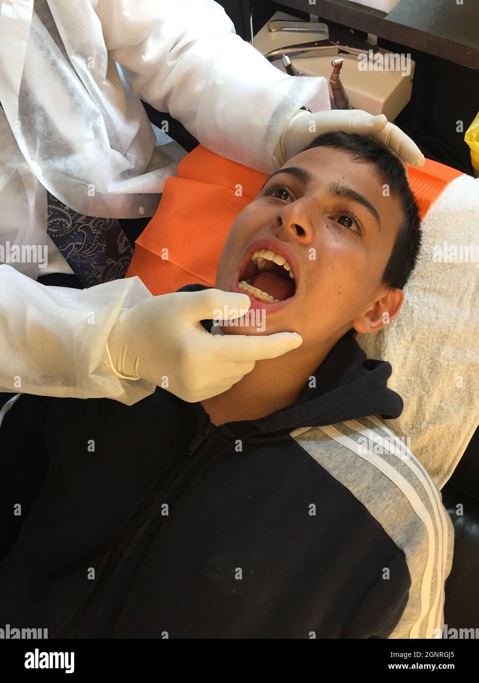 Garçon de 15 ans à l'orthodontiste de Montrouge, France Banque D'Images