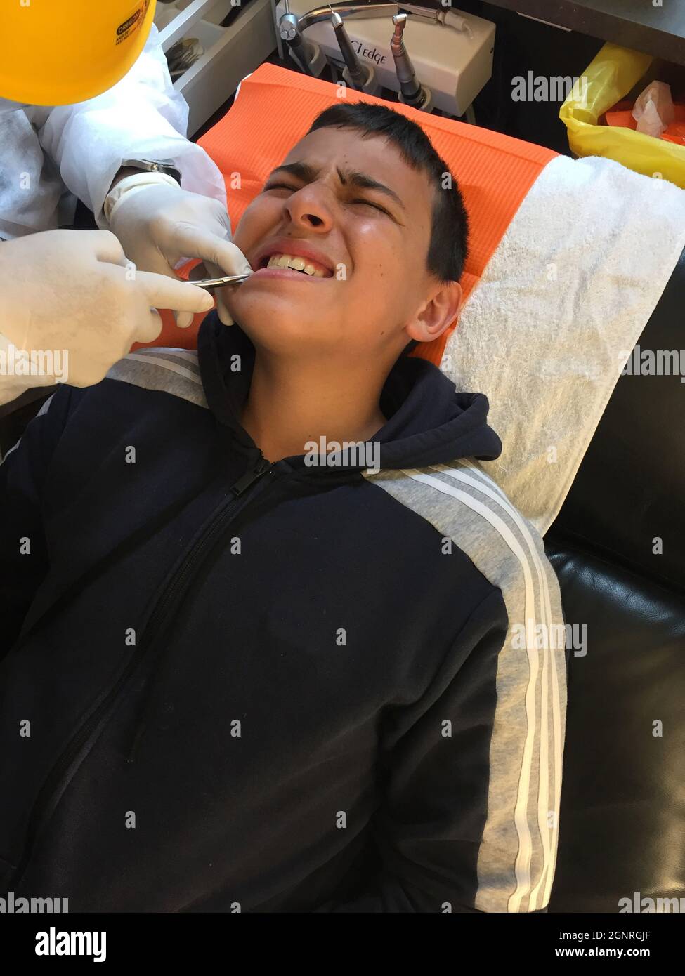 Garçon de 15 ans à l'orthodontiste de Montrouge, France Banque D'Images