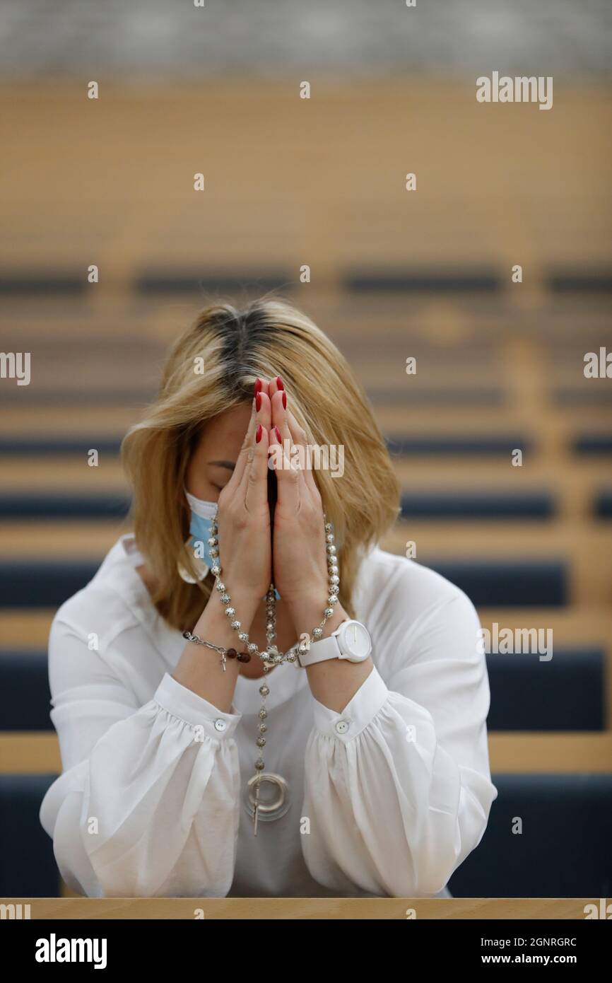 Basilique de la Sainte Trinité. Femme priant le Rosaire. Sanctuaire de notre-Dame de Fatima. Portugal. Banque D'Images
