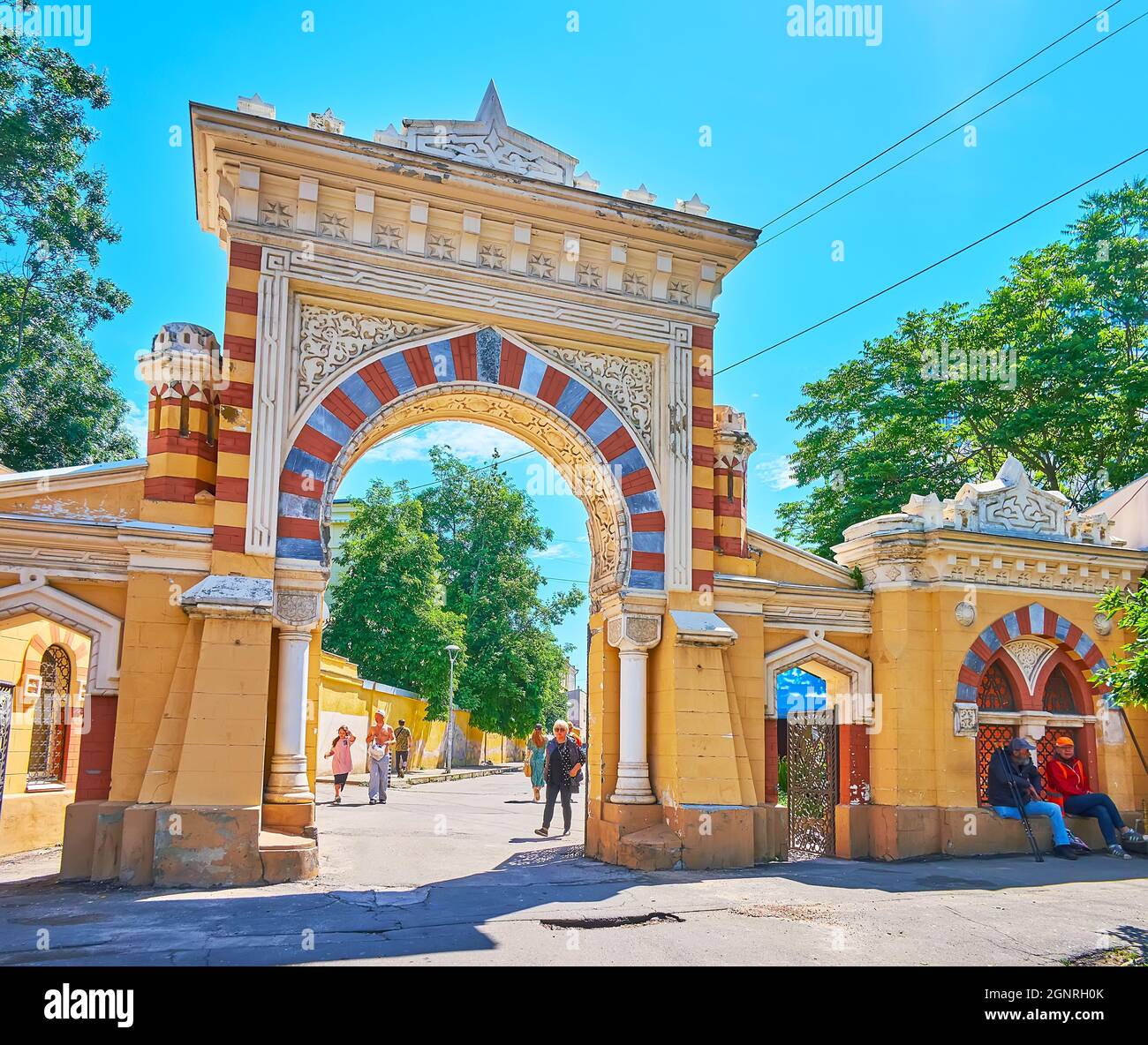 ODESSA, UKRAINE - 18 juin 2021 : Arche maure préservée avec décoration en stuc, piliers, motif islamique, col en forme de fer à cheval, le 18 juin à Banque D'Images