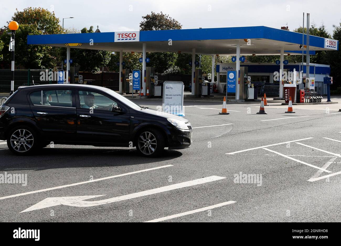 Loughborough, Leicestershire, Royaume-Uni. 27 septembre 2021. Un chauffeur se retourne dans une station-service fermée de Tesco après que le gouvernement ait exhorté les gens à continuer à acheter de l'essence normalement, malgré des problèmes d'approvisionnement qui ont fermé certaines stations. Credit Darren Staples/Alay Live News. Banque D'Images