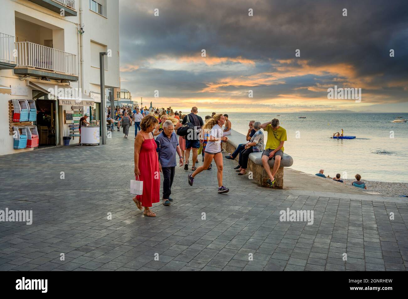 L'Escala catalogne Espagne juillet 22 2019 vie nocturne dans le port et la plage de la vieille ville Banque D'Images