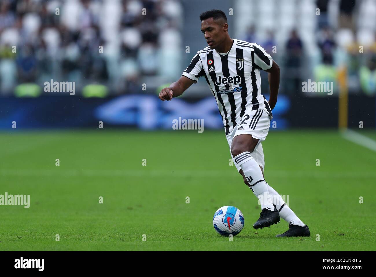 Alex Sandro de Juventus FC contrôle le ballon pendant la série Un match entre Juventus FC et UC Sampdoria. Banque D'Images