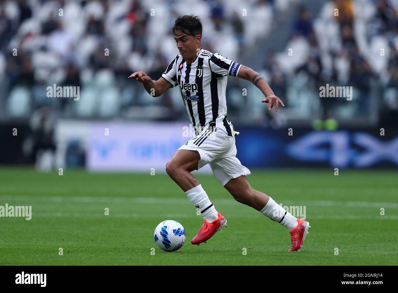 Paulo Dybala de Juventus FC contrôle le ballon pendant la série Un match entre Juventus FC et UC Sampdoria. Banque D'Images