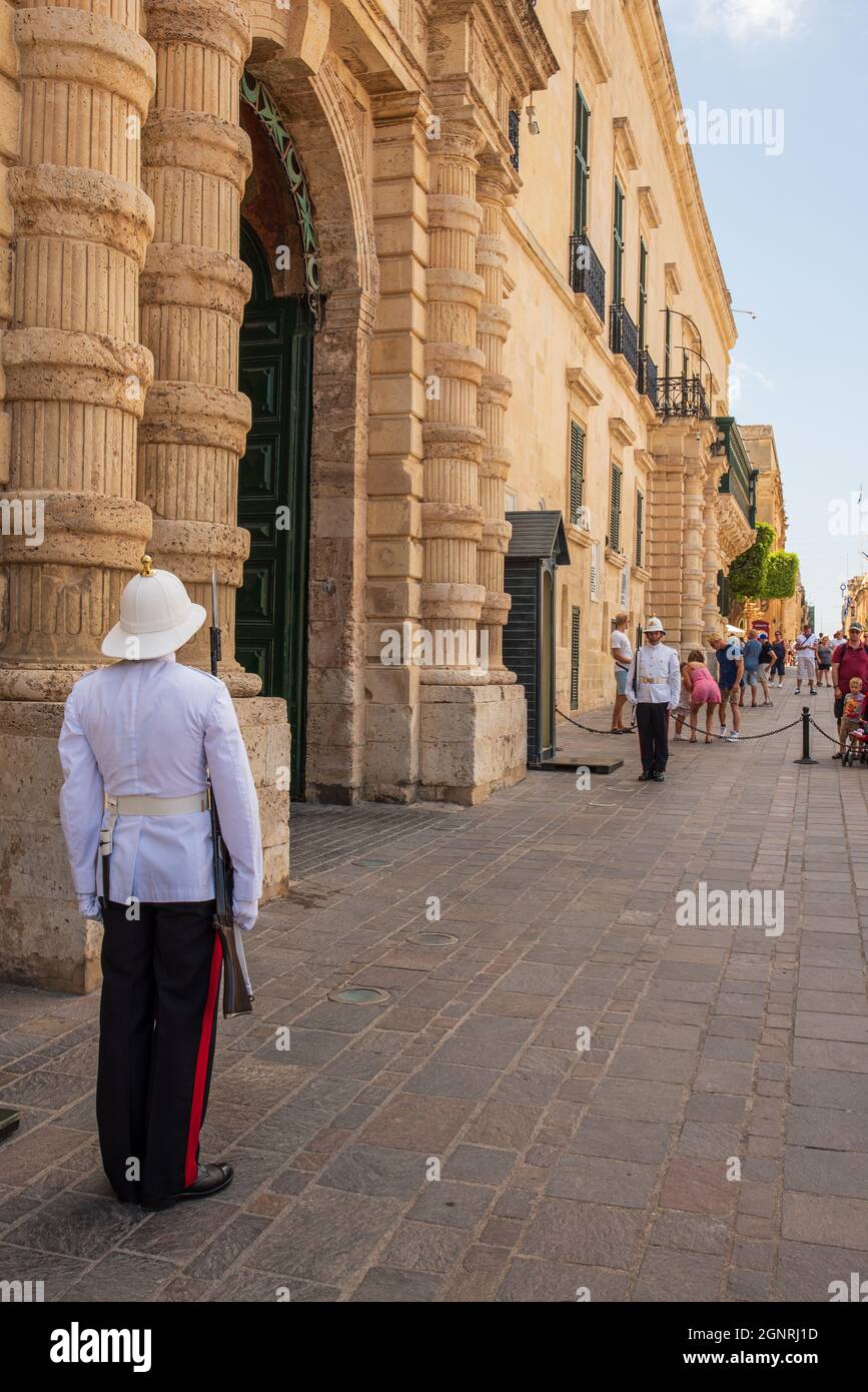 Valleta Malte juillet 27 2017 le régiment du roi lui-même de Malte en service de sentinelle Banque D'Images