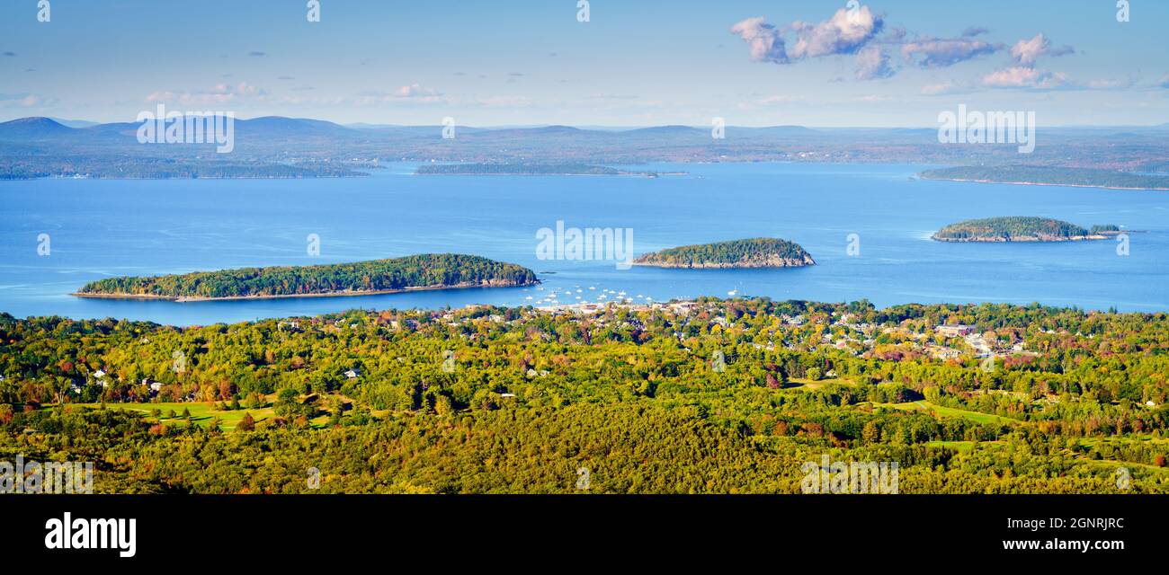 Belle vue sur Bar Harbor et les îles voisines de Cadillac Mountain dans le parc national Acadia Banque D'Images