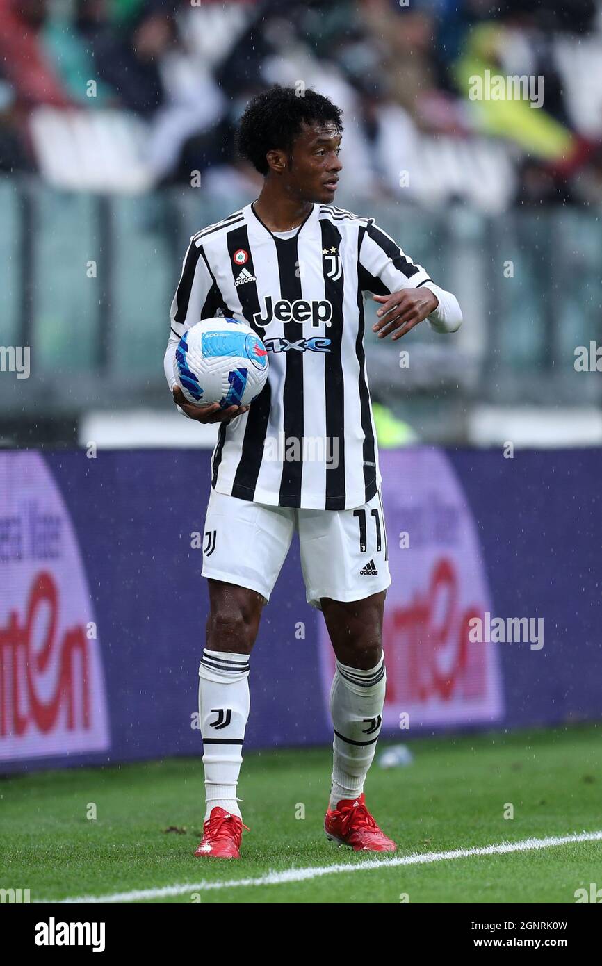 Juan Cuadrado de Juventus FC regarde pendant la série Un match entre Juventus FC et UC Sampdoria. Banque D'Images