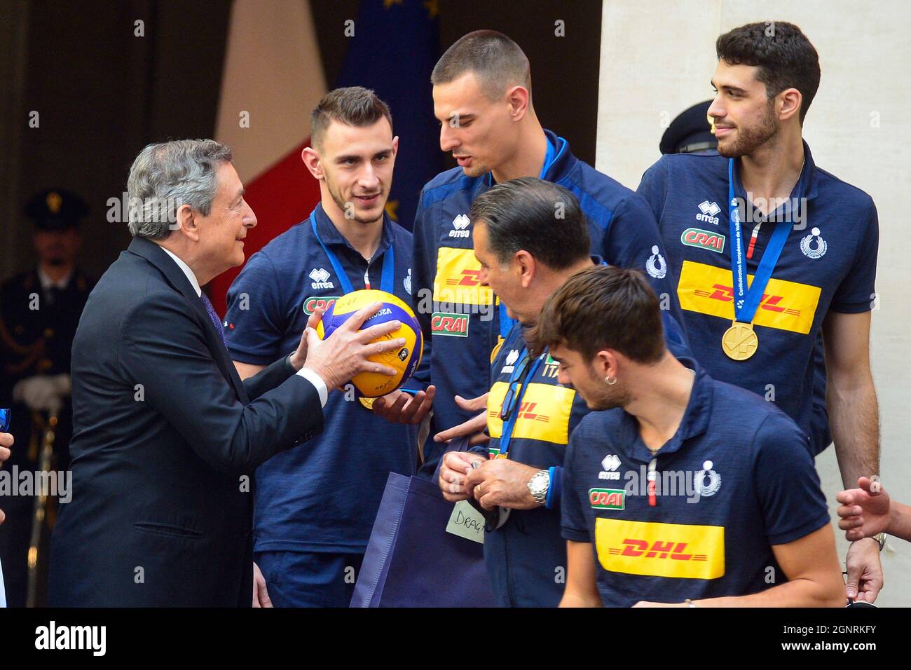 Rome, Italie. 27 septembre 2021. Mario Draghi, recevant un volley-ball par le capitaine de l'équipe masculine Simone Giannelli lors de la rencontre avec le premier ministre italien et les champions italiens des équipes nationales de volley-ball des femmes et des hommes de l'Europe.Rome (Italie), 27 septembre 2021 photo Pool Stefano Carofei Insidefoto crédit: Insidefoto srl/Alay Live News Banque D'Images