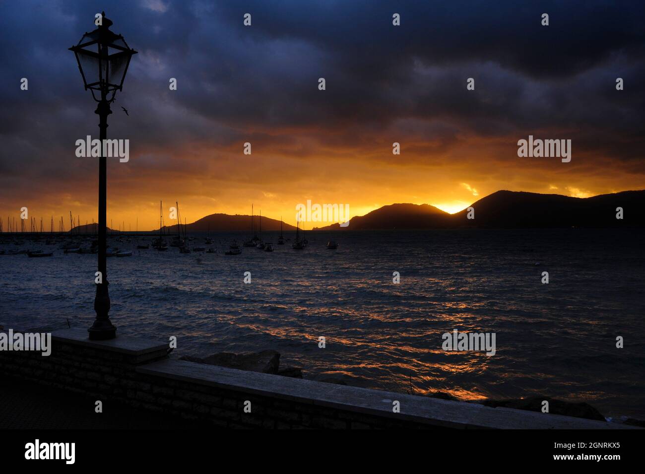 Promenade de Lerici, San Terenzo dans le golfe des poètes au coucher du soleil sur les îles Palmaria et Tino, la Spezia, Ligurie, Italie Banque D'Images