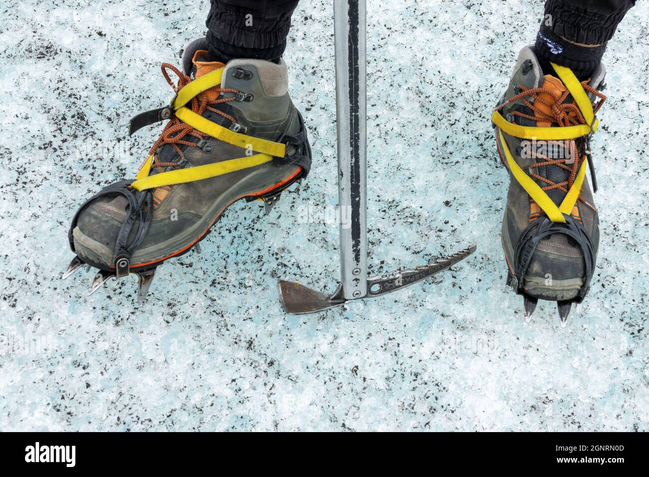 Détail des chaussures avec crampons et hache à glace. Promenade