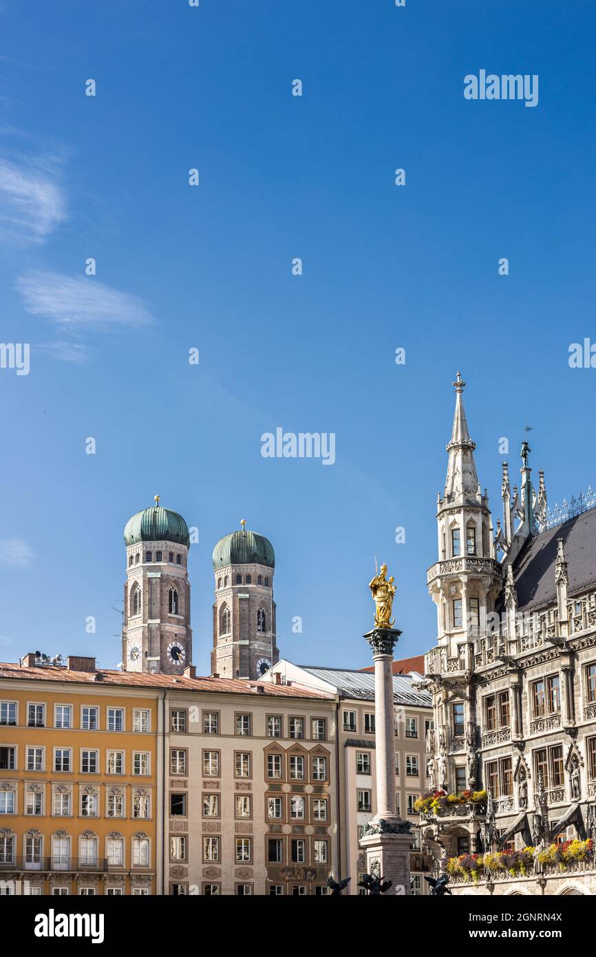 Place Marienplatz de Munich avec l'hôtel de ville avec le Glockenspiel, la colonne Marienne et en arrière-plan l'église notre-Dame (Frauenkirche - Mun Banque D'Images