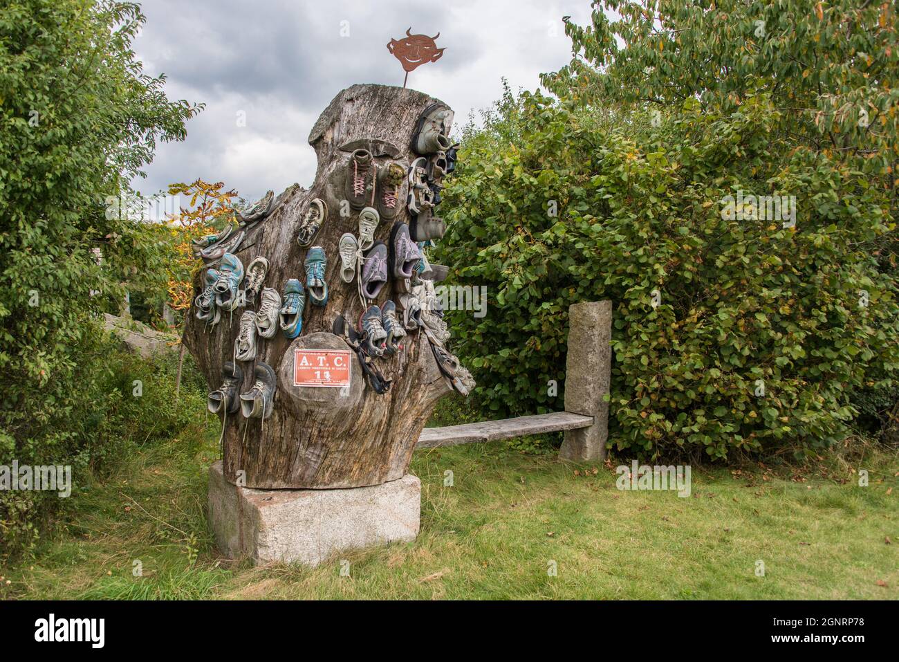 Un monument pour le marcheur fatigué, vu sur le sentier de randonnée de Goldsteig Banque D'Images