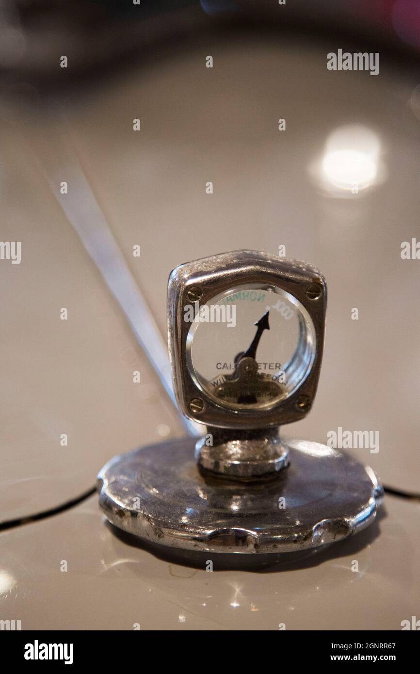 Jauge de température montée sur le capot d'une voiture vintage sur un radiateur, Brooklands Museum, Weybridge, Surrey, Angleterre Banque D'Images
