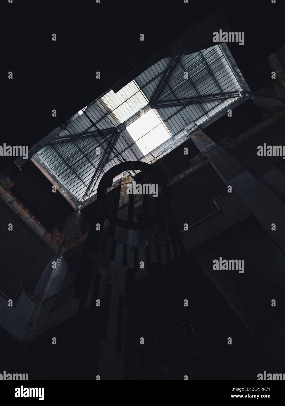 lumière entrant par une lucarne à l'intérieur d'un bâtiment Banque D'Images