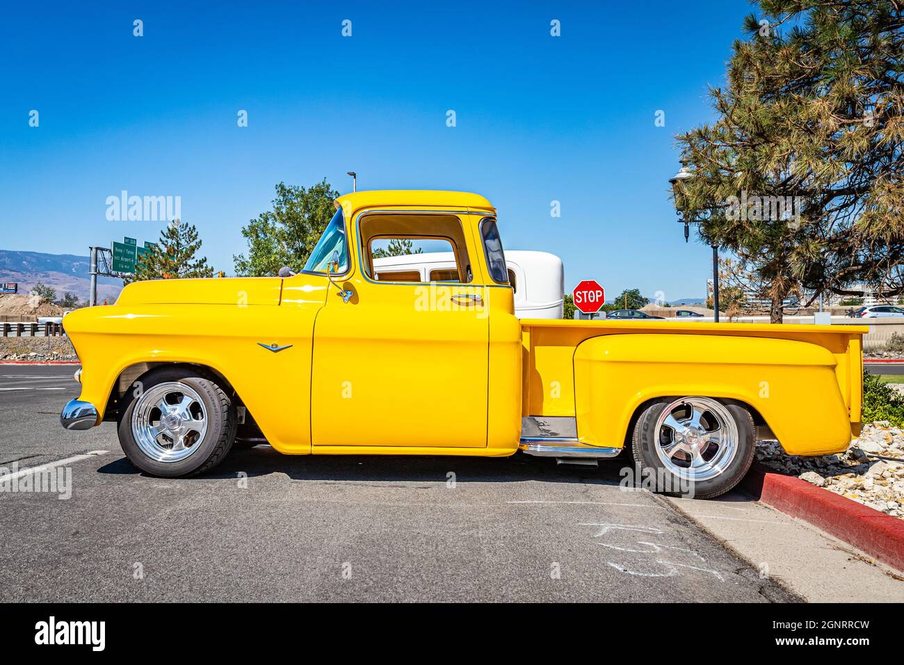 Reno, NV - le 4 août 2021 : pick-up de la Force opérationnelle de Chevrolet 1956 à un salon de voiture local. Banque D'Images