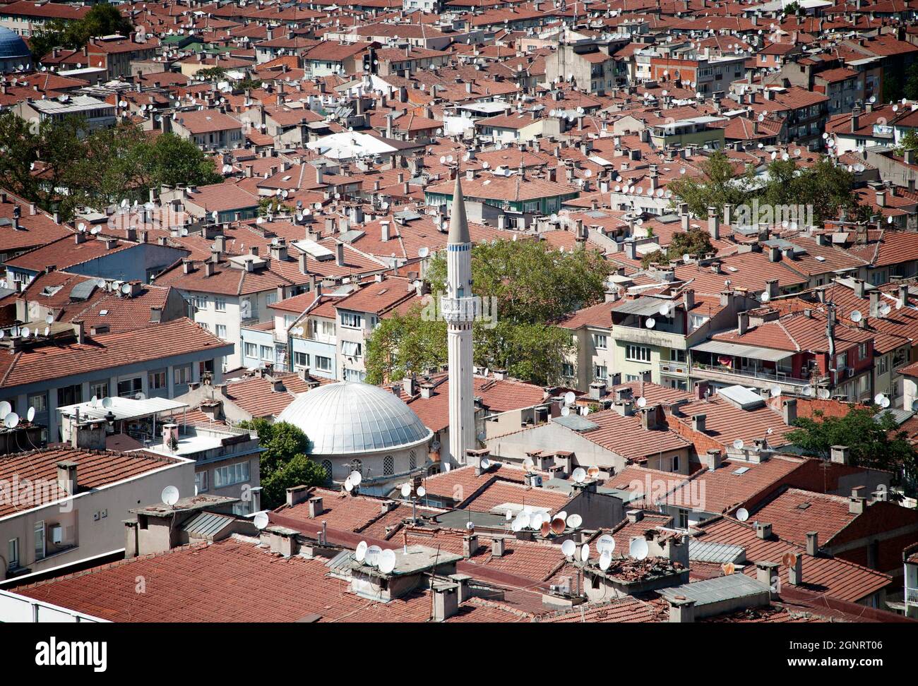 BURSA, TURQUIE. 15 AOÛT 2021. Vue panoramique sur les toits des bâtiments et des maisons. Mosquées et tours. Banque D'Images