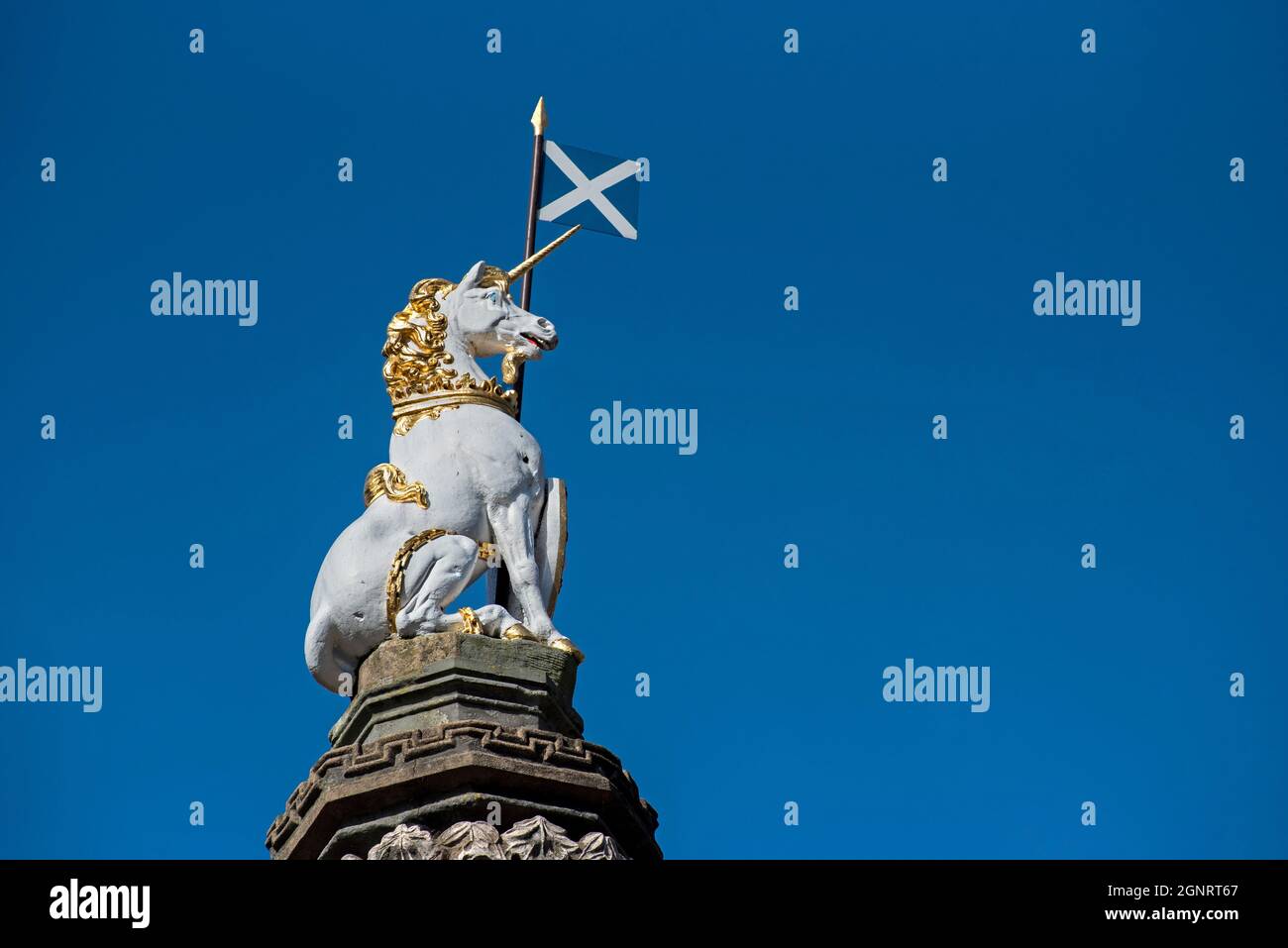 Statue d'une licorne, l'animal national d'Écosse, au sommet de la Croix de Mercat, sur la place du Parlement, dans la vieille ville d'Édimbourg. Banque D'Images