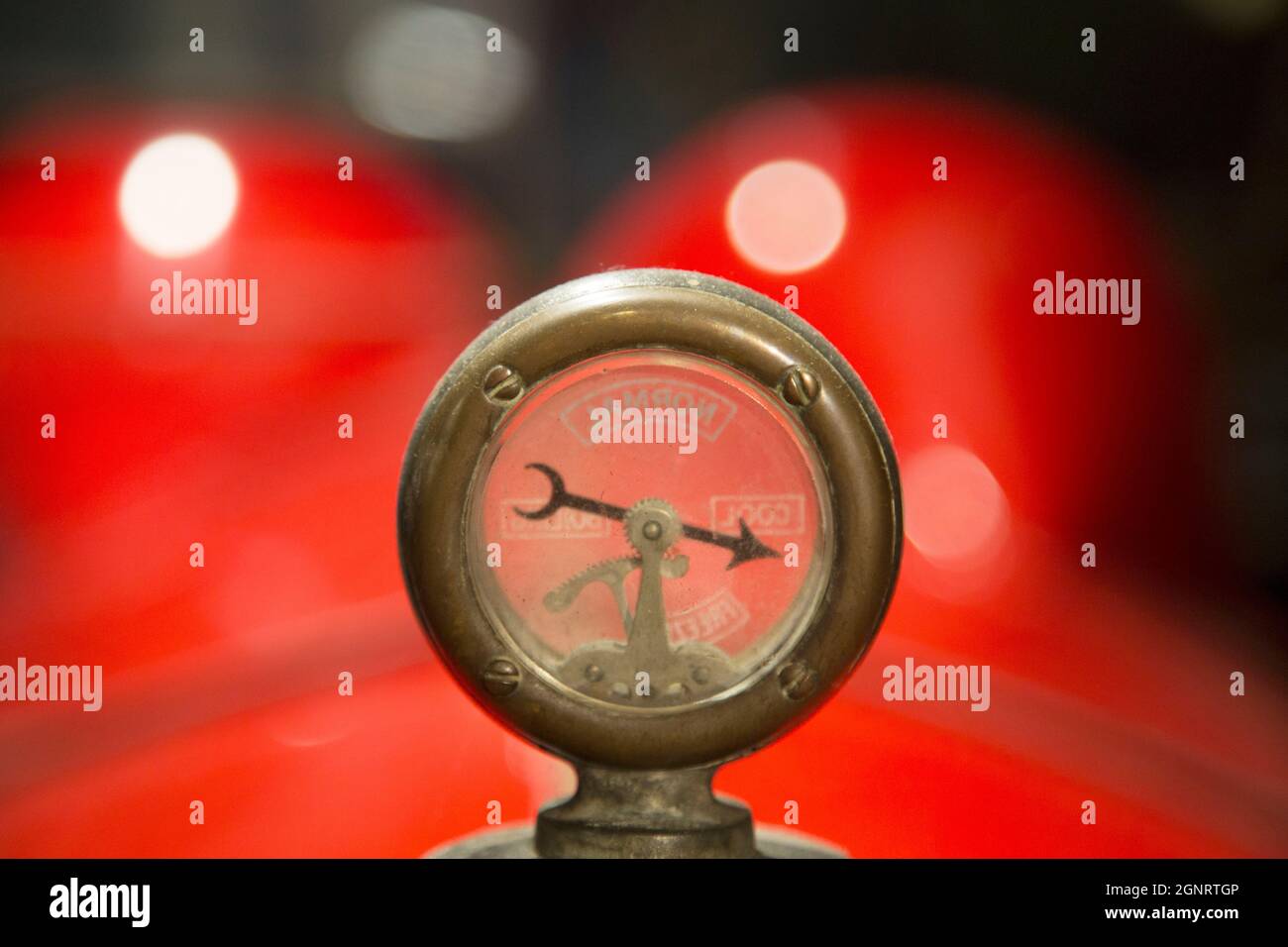 Jauge de température montée sur le capot d'une voiture vintage sur un radiateur, Brooklands Museum, Weybridge, Surrey, Angleterre Banque D'Images