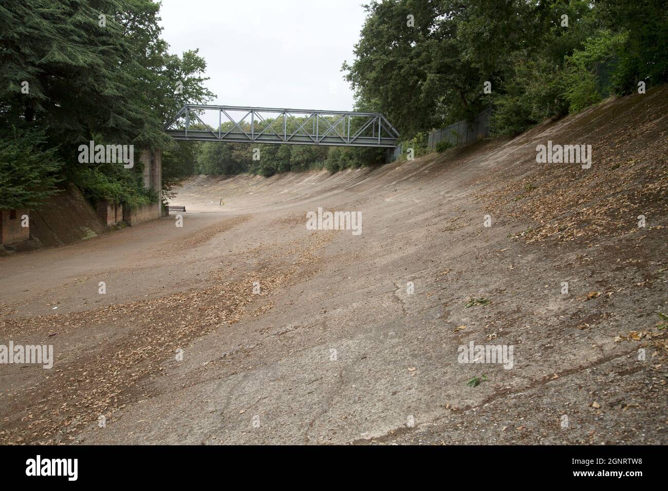 Track Banking and Members Bridge reste, Brooklands Race Track, Weybridge, Surrey, Angleterre Banque D'Images