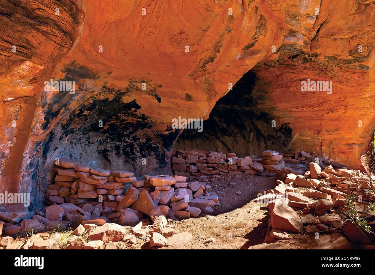 Une grotte cachée le long du long Canyon Trail à Sedona, Arizona. La grotte n'est pas sur la carte officielle des sentiers. Il m'a été révélé par un couple de hik local Banque D'Images