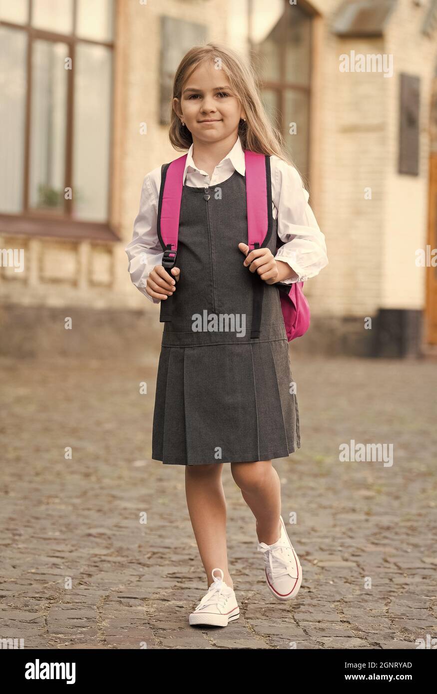 Joyeux petit enfant en uniforme habillé porter sac d'école à l'extérieur,  le 1er septembre Photo Stock - Alamy