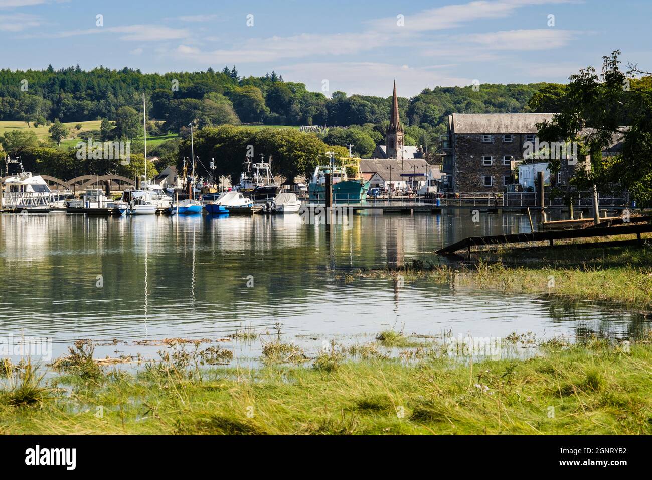 Vue sur le port dans l'estuaire de la rivière Dee à marée haute. Kirkcudbright, Dumfries et Galloway, Écosse, Royaume-Uni, Grande-Bretagne Banque D'Images