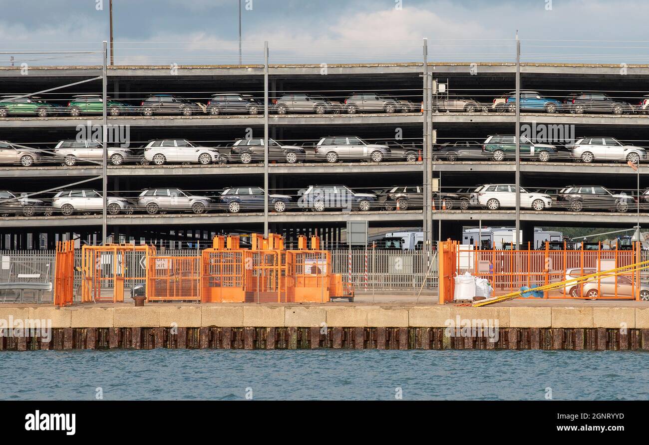 Southampton docks, Angleterre, Royaume-Uni. 2021. Terminal à plusieurs ponts pour l'entreposage à court terme des véhicules exportés ou importés sur le quai. Banque D'Images