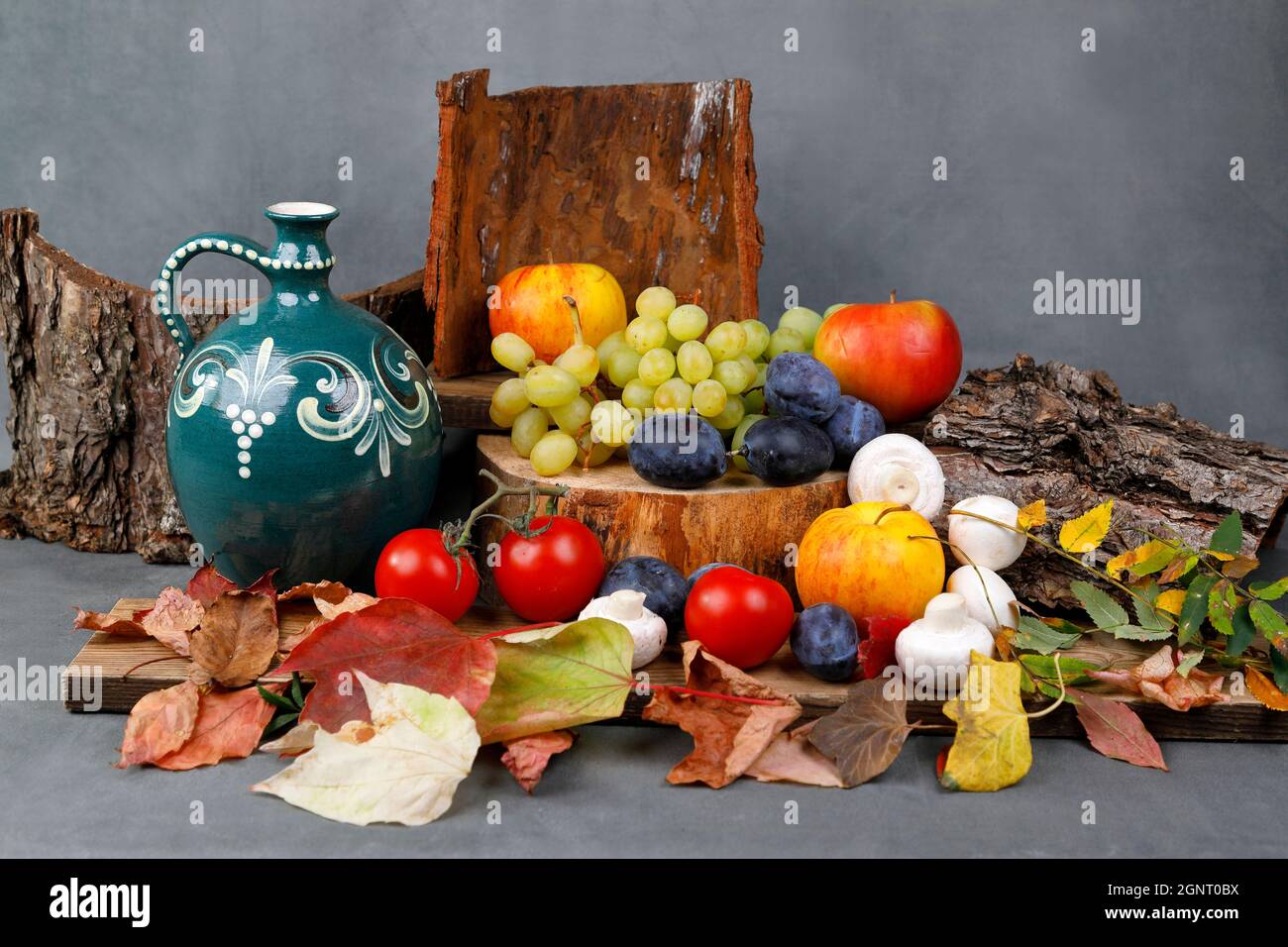 La vie encore à l'automne avec des fruits, des feuilles et une verseuse traditionnelle Banque D'Images