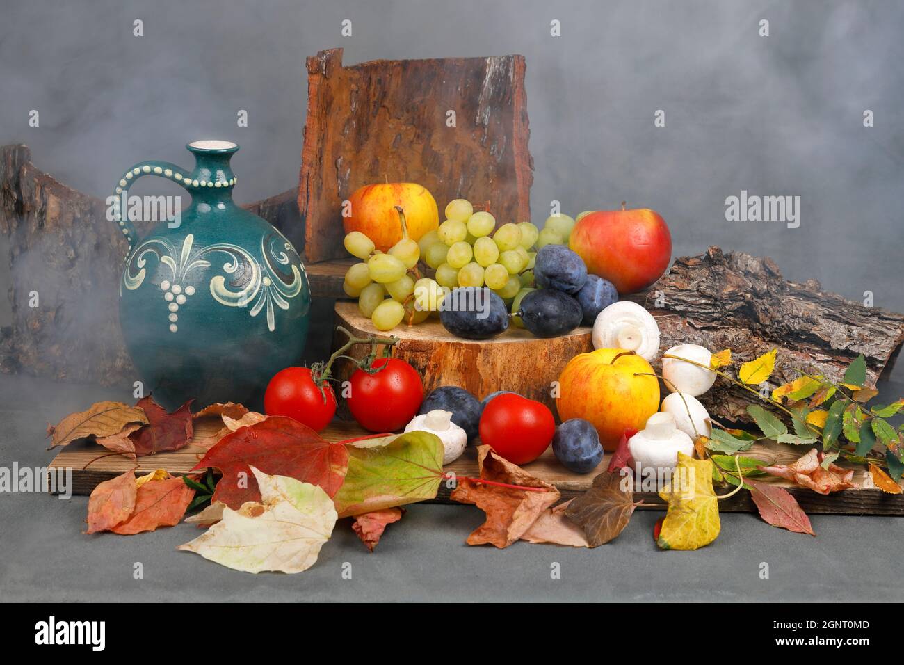 La vie encore à l'automne avec des fruits, des feuilles et une verseuse traditionnelle Banque D'Images
