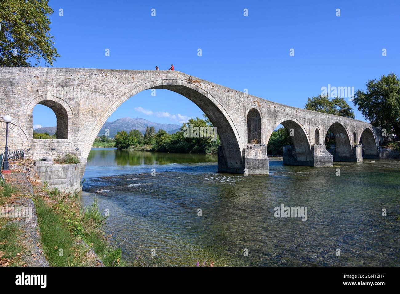 Le célèbre pont de pierre ottoman à Arta construit au début du XVIIe cen. Sur les fondations romaines et médieavales antérieures, la municipalité d'Arta, Epirus, Grèce. Banque D'Images