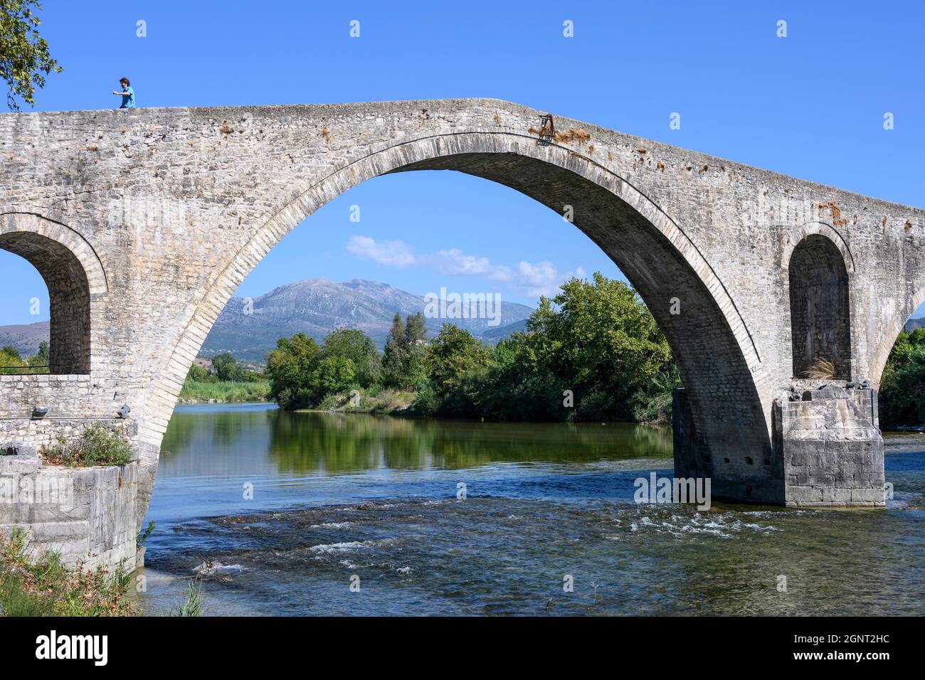 Le célèbre pont de pierre ottoman à Arta construit au début du XVIIe cen. Sur les fondations romaines et médieavales antérieures, la municipalité d'Arta, Epirus, Grèce. Banque D'Images