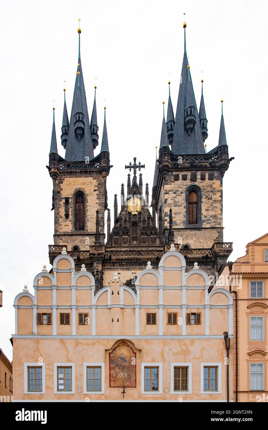 L'église notre-Dame Before Týn est un monument du XIVe siècle avec des tours de 80 m, des extérieurs sculptés et un retable baroque. Banque D'Images L'église notre-Dame Before Týn est un monument du XIVe siècle avec des tours de 80 m, des extérieurs sculptés et un retable baroque. Banque D'Images