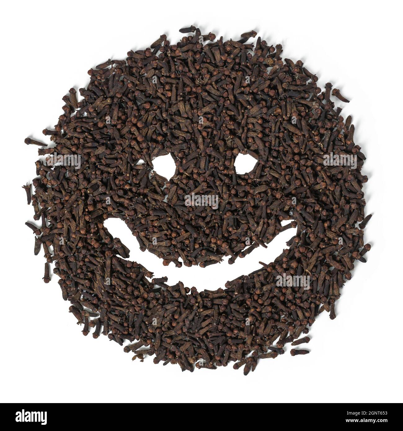 visage de clou de girofle séché épicé, nourriture épicée aux herbes sur fond blanc Banque D'Images